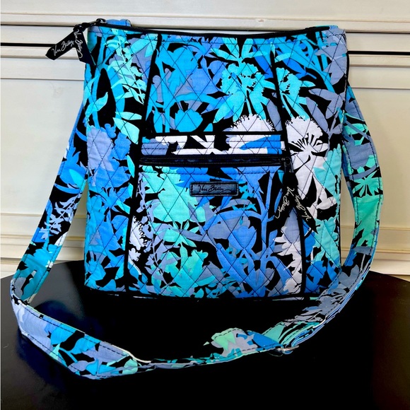 Vera Bradley Handbags - Vera Bradley messenger crossbody